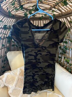 Wet Seal Women's Camouflage Short Sleeve V-Neck Tee - Olive & Black
